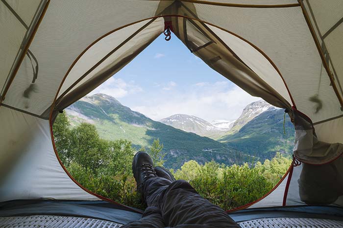 widok na góry z namiotu