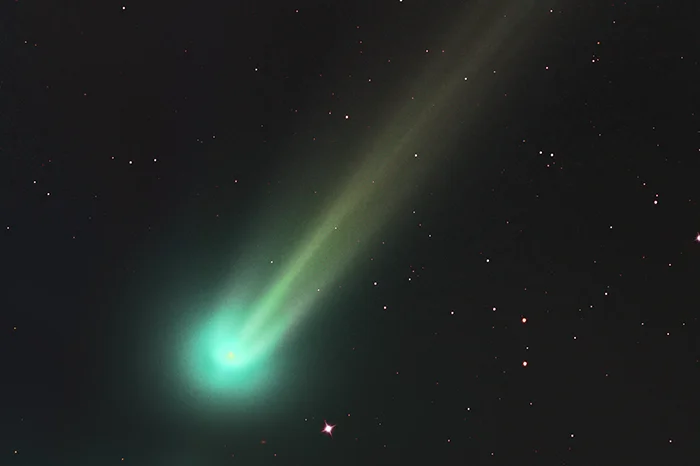 kometa z zielonym ogonem na niebie