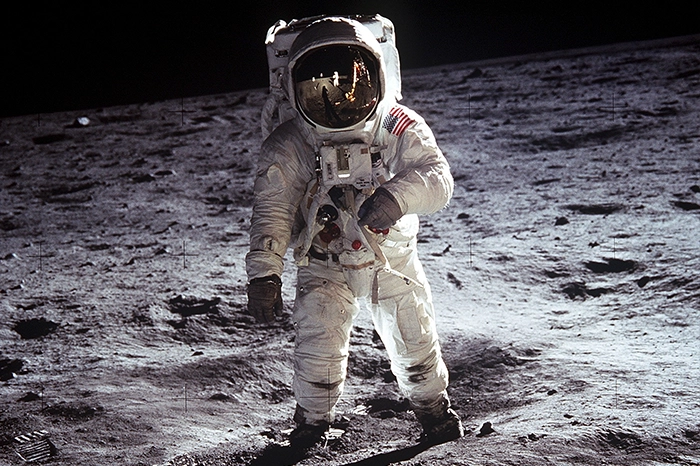 Amerykański astronauta na powierzchni księżyca
