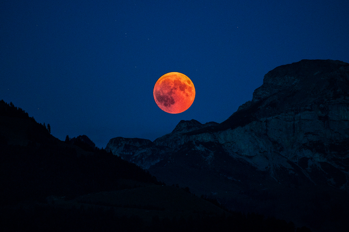 Czerwony księżyc nad horyzontem