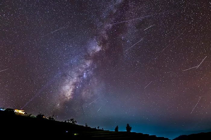 rój meteorów widoczny na gwieździstym niebie